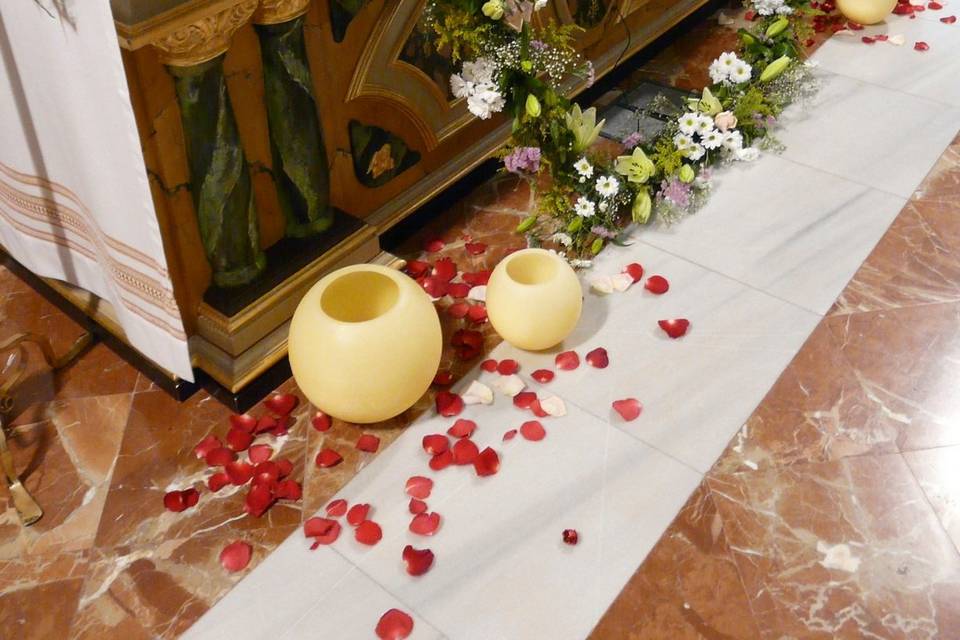 Decoración floral de iglesia y velas ambientales