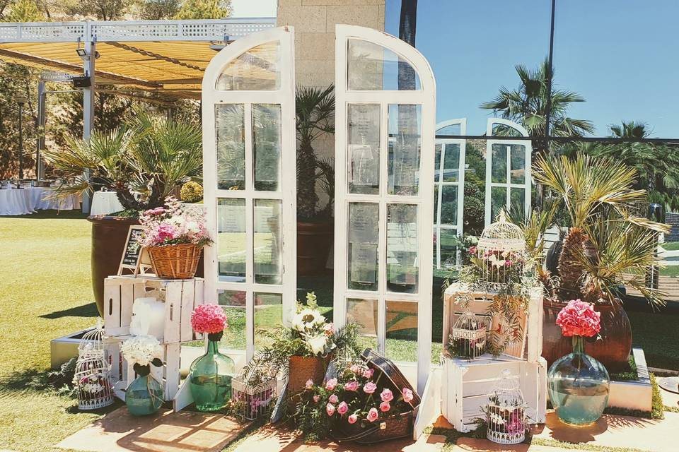 Altar de la ermita en blanco y rosa