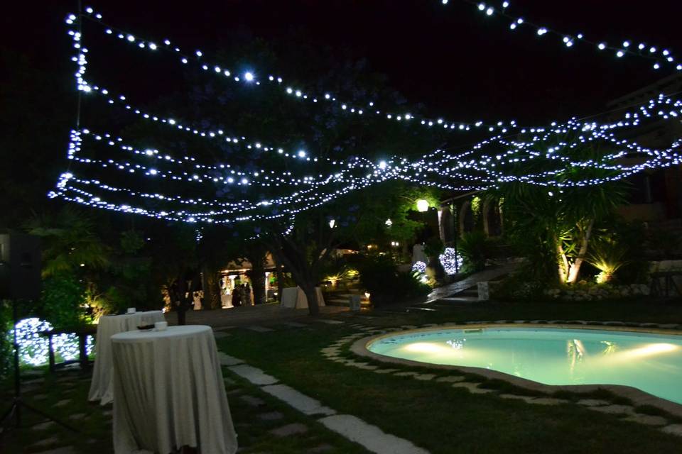 Iluminación nocturna en la piscina