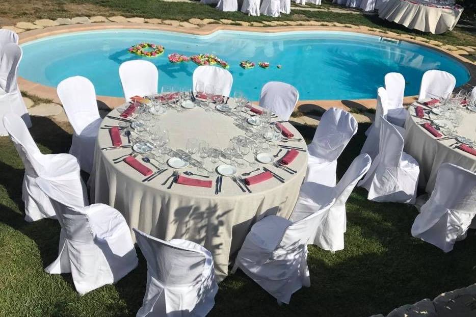 Banquete alrededor de la piscina