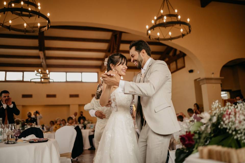 Entrada al salón con bachata