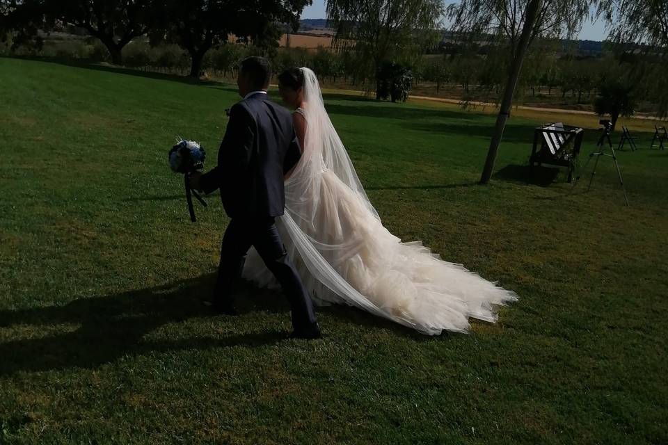 Novios en el jardín