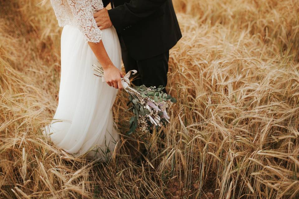 Foto de novios en campo de finca