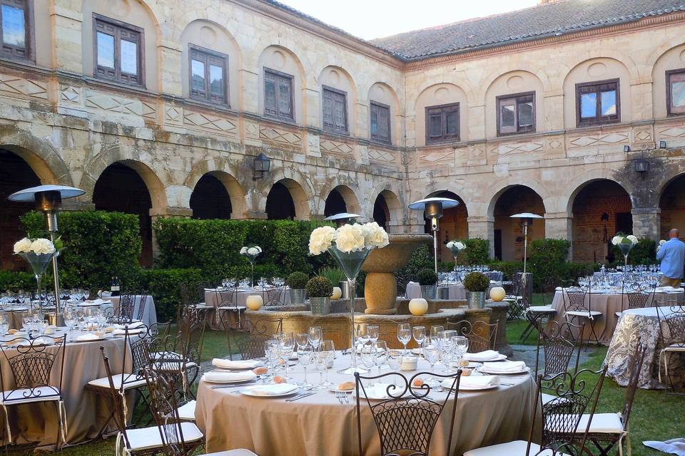 Cena en claustro