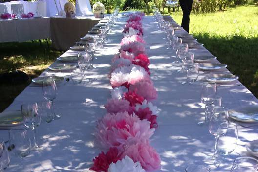 Mesa con flores de seda