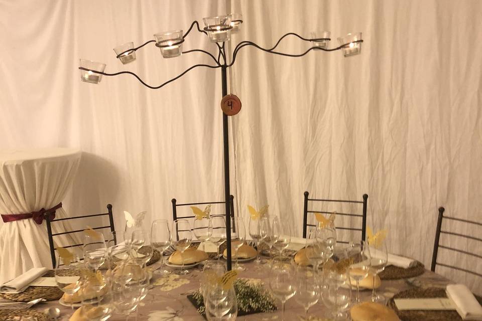 Decoración de mesa de invitados