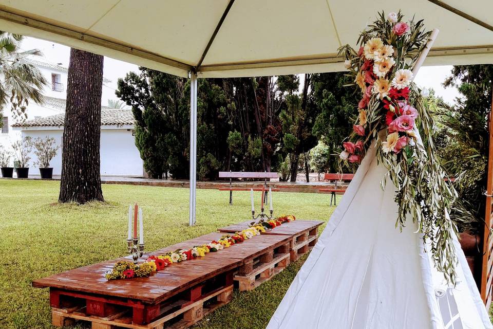 Tipi y flores