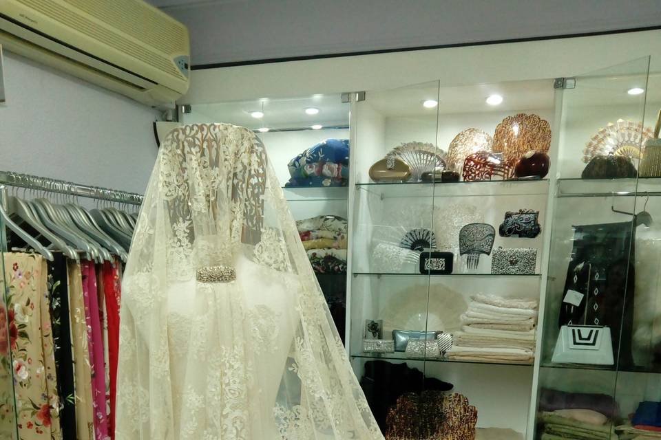 Mantilla de marfil bordada a mano