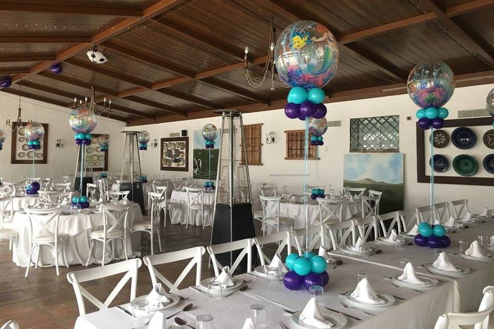 Banquete decorado con globos