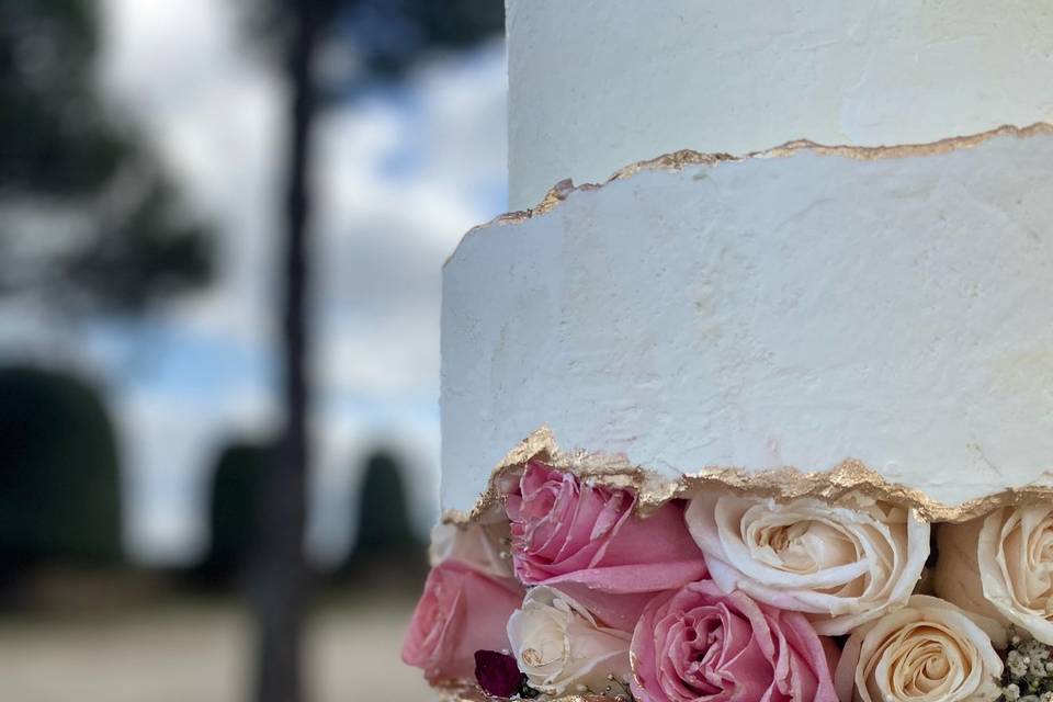 Tarta con rosas naturales