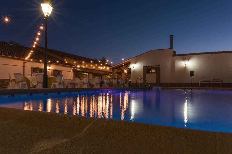 Boda en piscina de noche