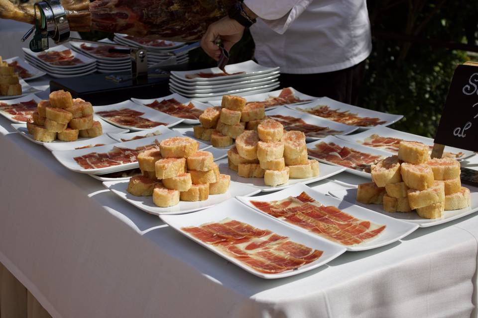 Mesa preparada para recibir a
