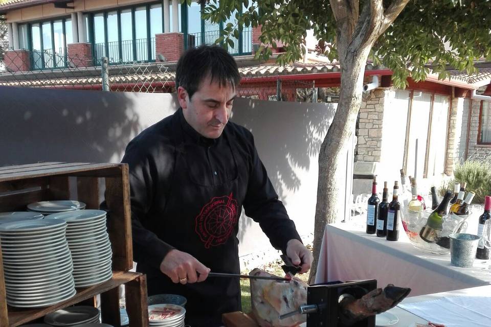 Cortando un poquito de jamón