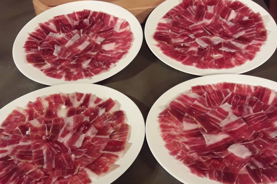 Platos de jamón recién cortado