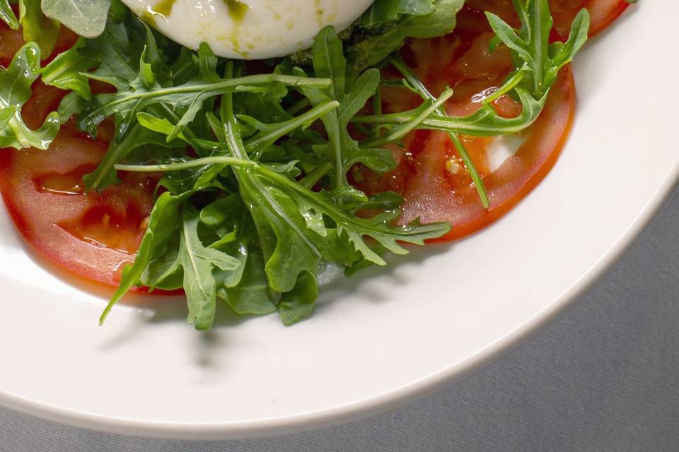 Ensalada de rúcula y burrata