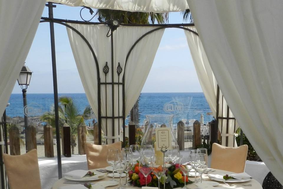 Banquete junto al mar