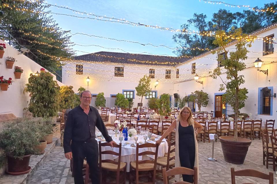Cena en el patio andaluz