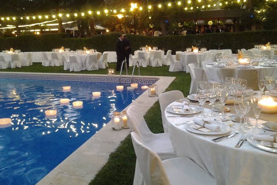 Boda en la zona de la piscina