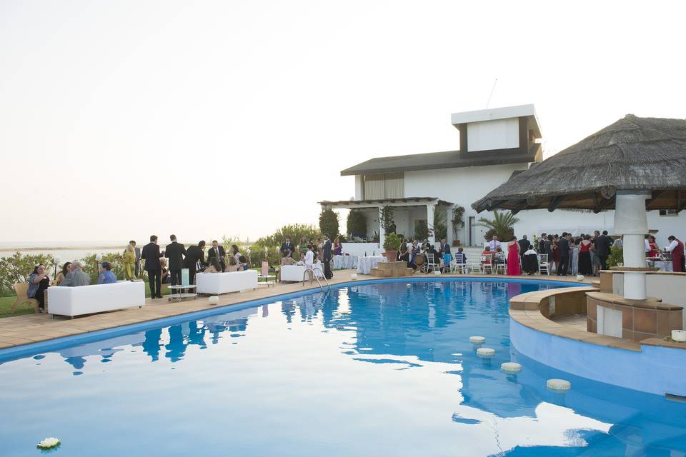 Celebración junto a la piscina