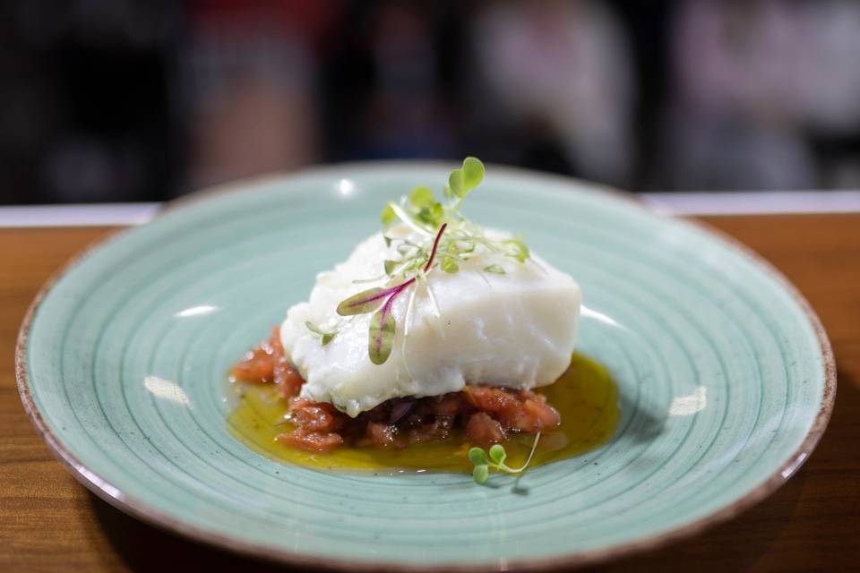 Bacalao con pipirrana tomate