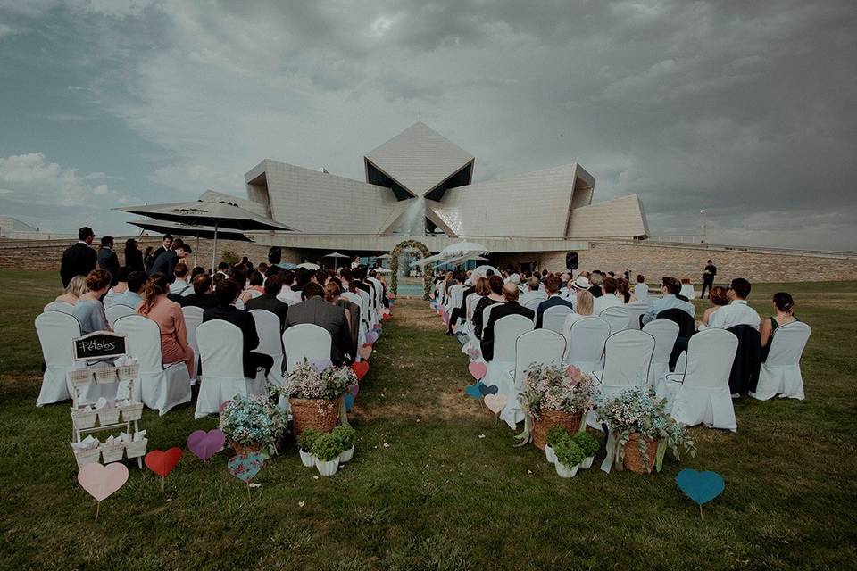 Ceremonia frente a la bodega