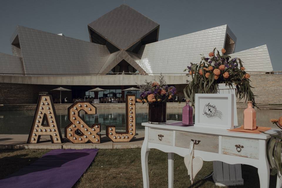 Ceremonia con letras de madera