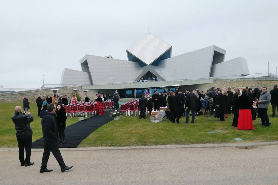 Invitados esperando a los novios