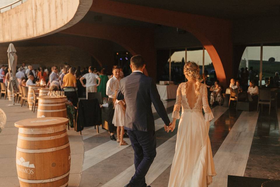 Novios en bodega