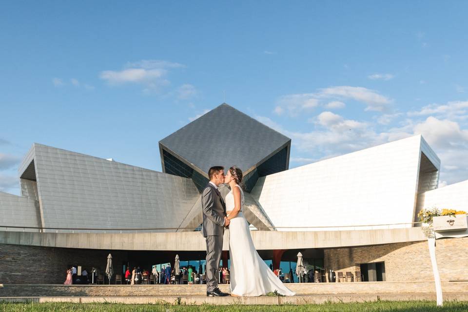 Novios con la bodega de fondo