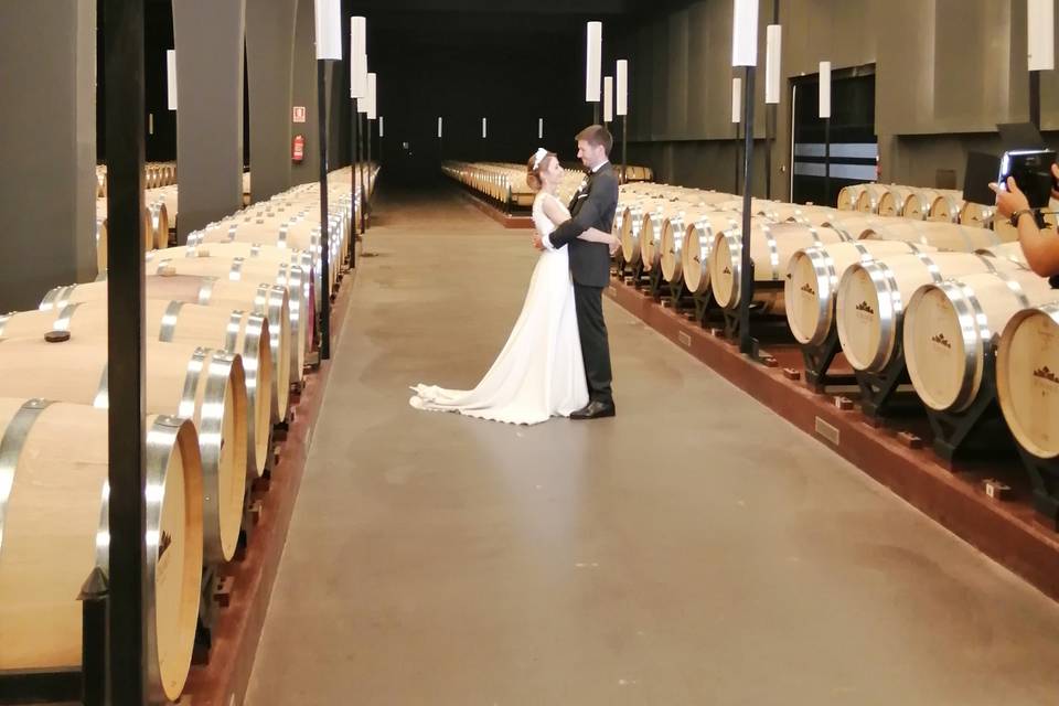 Novios en sala de barricas