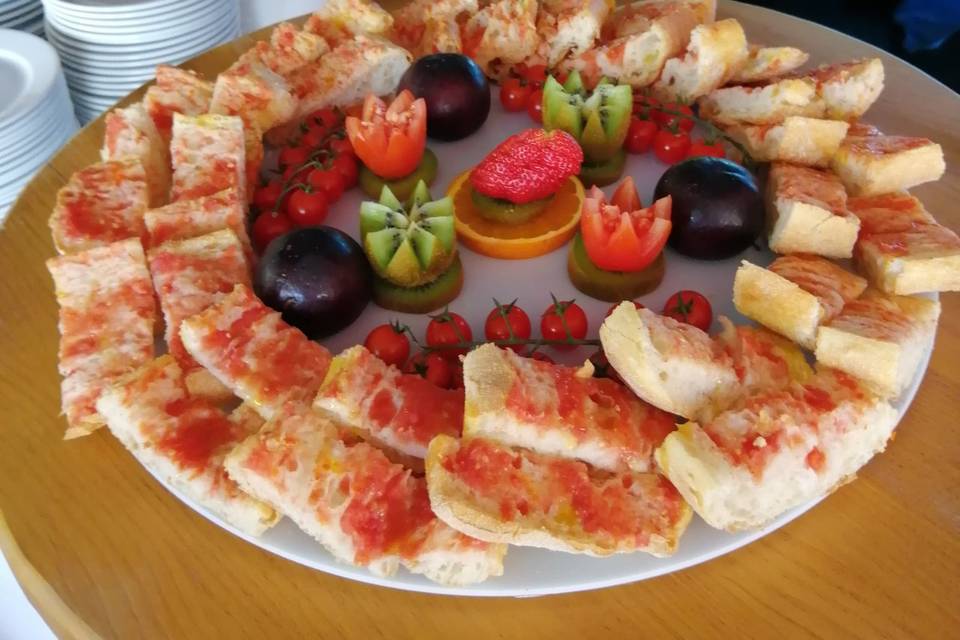 Plato de pan con tomate