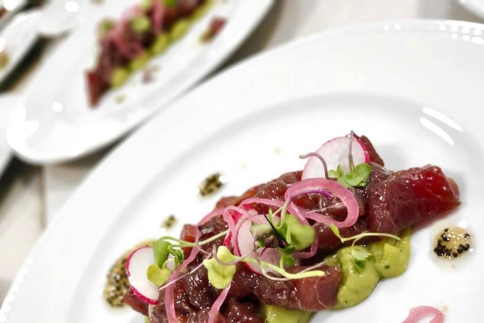 Atun macerado sobre guacamole