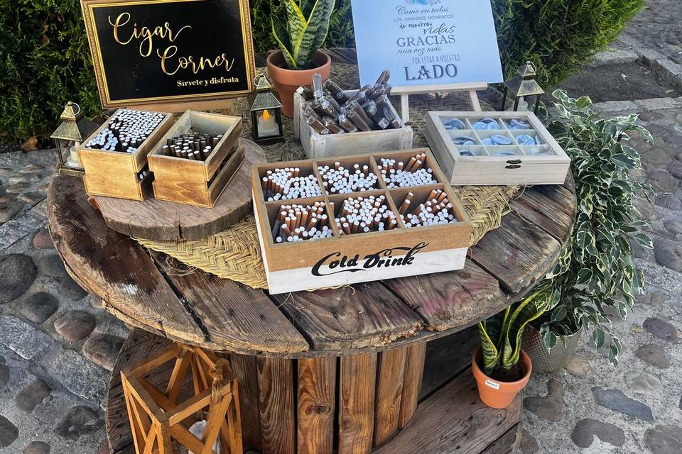 Mesa puros y cigarros