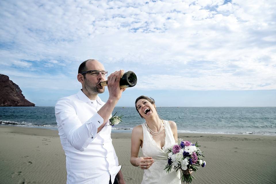 En la playa con los novios