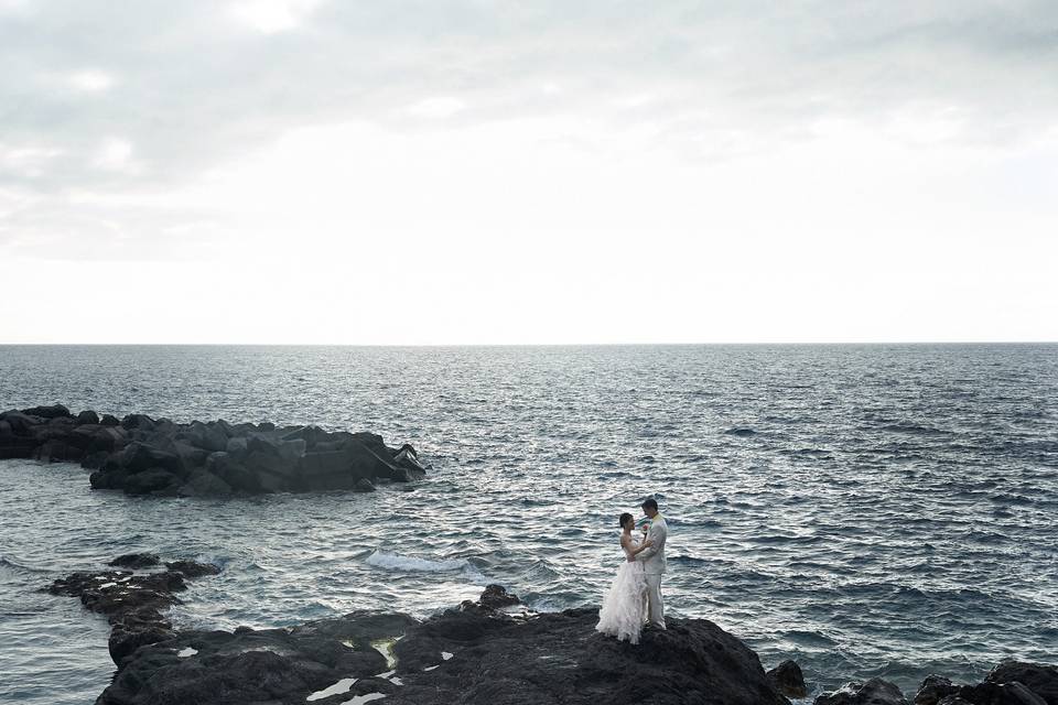 Novios en la costa