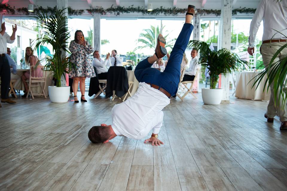 Baile improvisado del novio