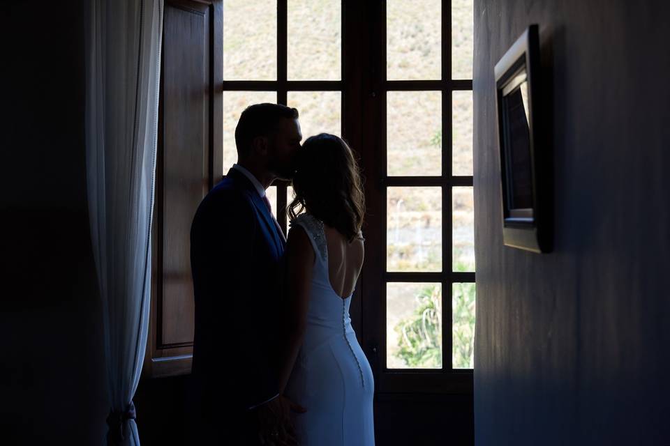 Novios en la ventana