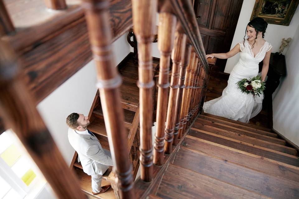 Los novios en la escalera