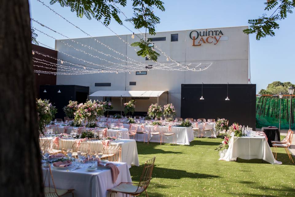 Ceremonia en el jardín de buganvillas