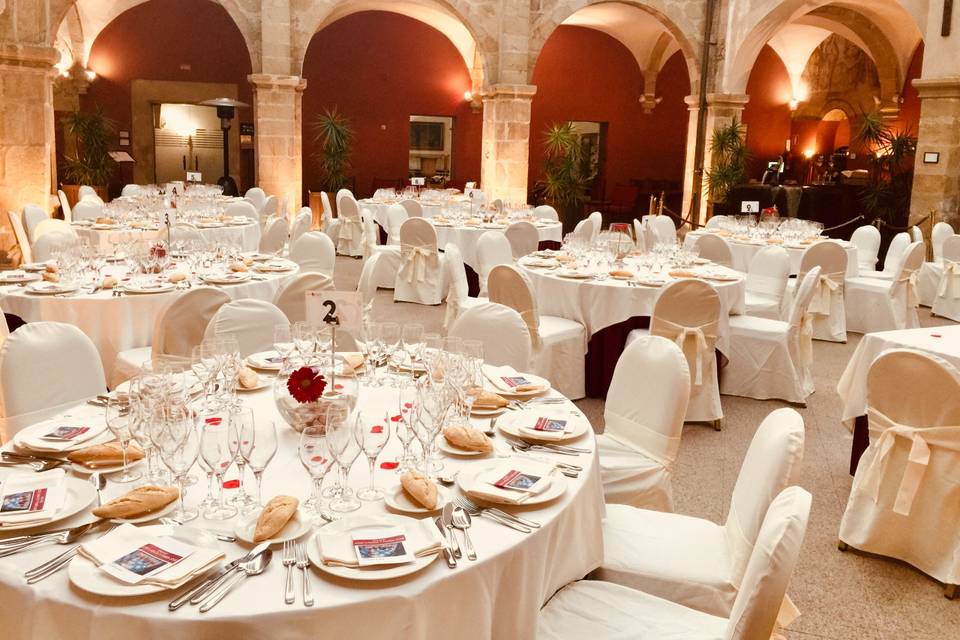 Banquete en claustro