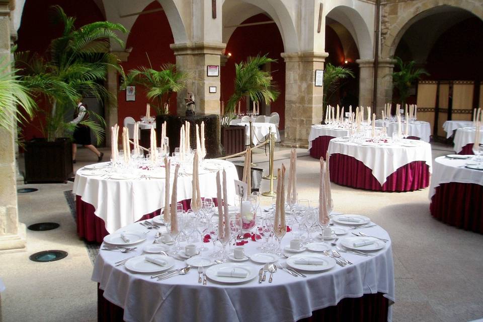 Montaje de boda en claustro