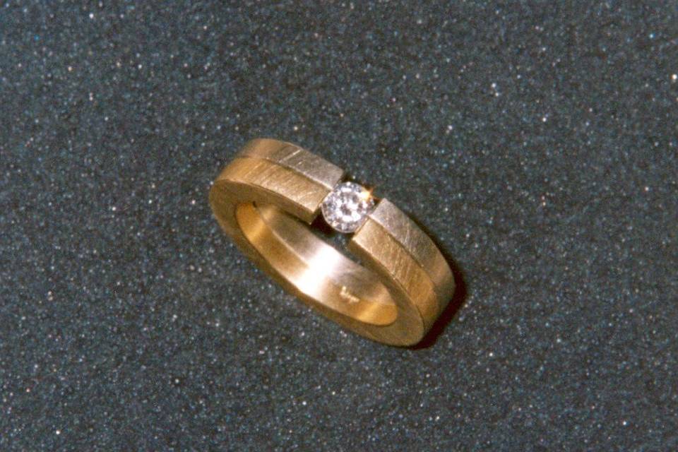 Anillo de pedida dos oros y diamante blanco