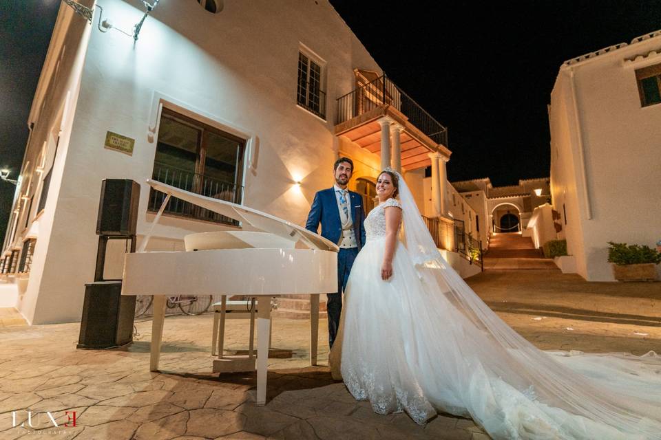 Novios en el piano