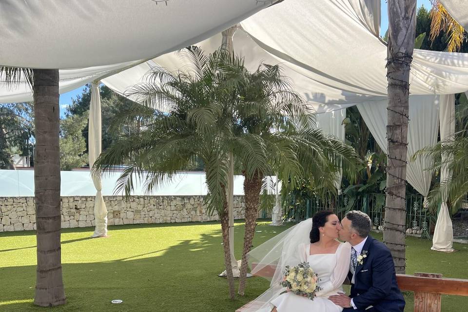 Pareja en el jardín Rosarito