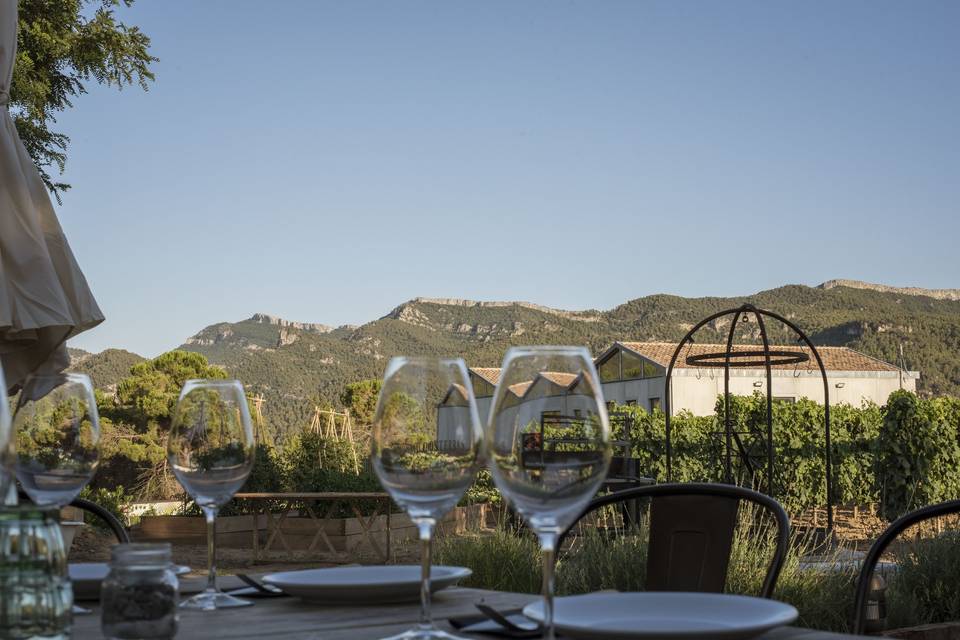 Mesa con vistas a las montañas