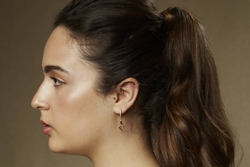 Sara, invitada con coleta alta