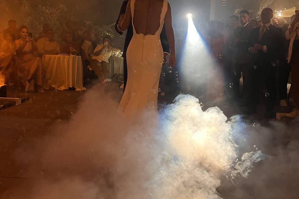 Baile de novios con humo denso
