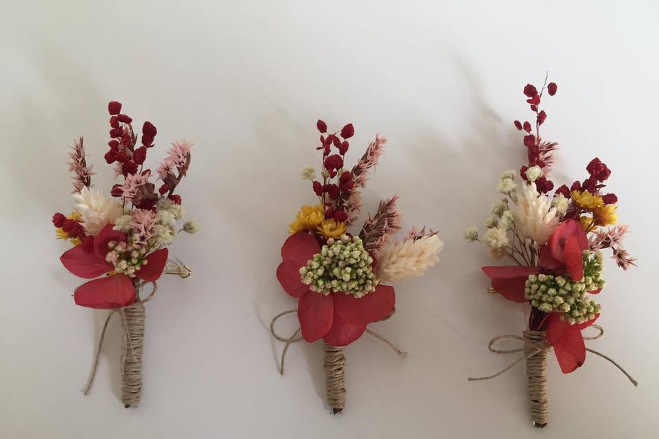 Prendidos con flores preservadas