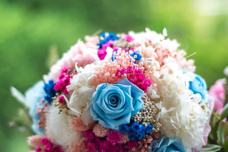 Ramo preservado de flores azules y rosas