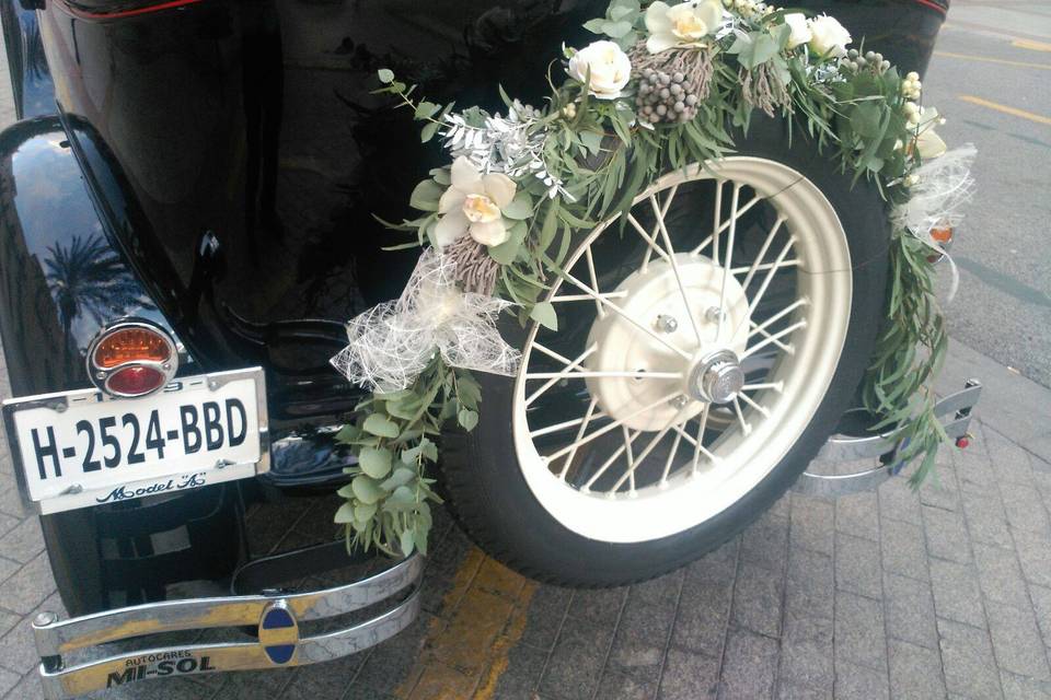 Decoración floral del coche nupcial